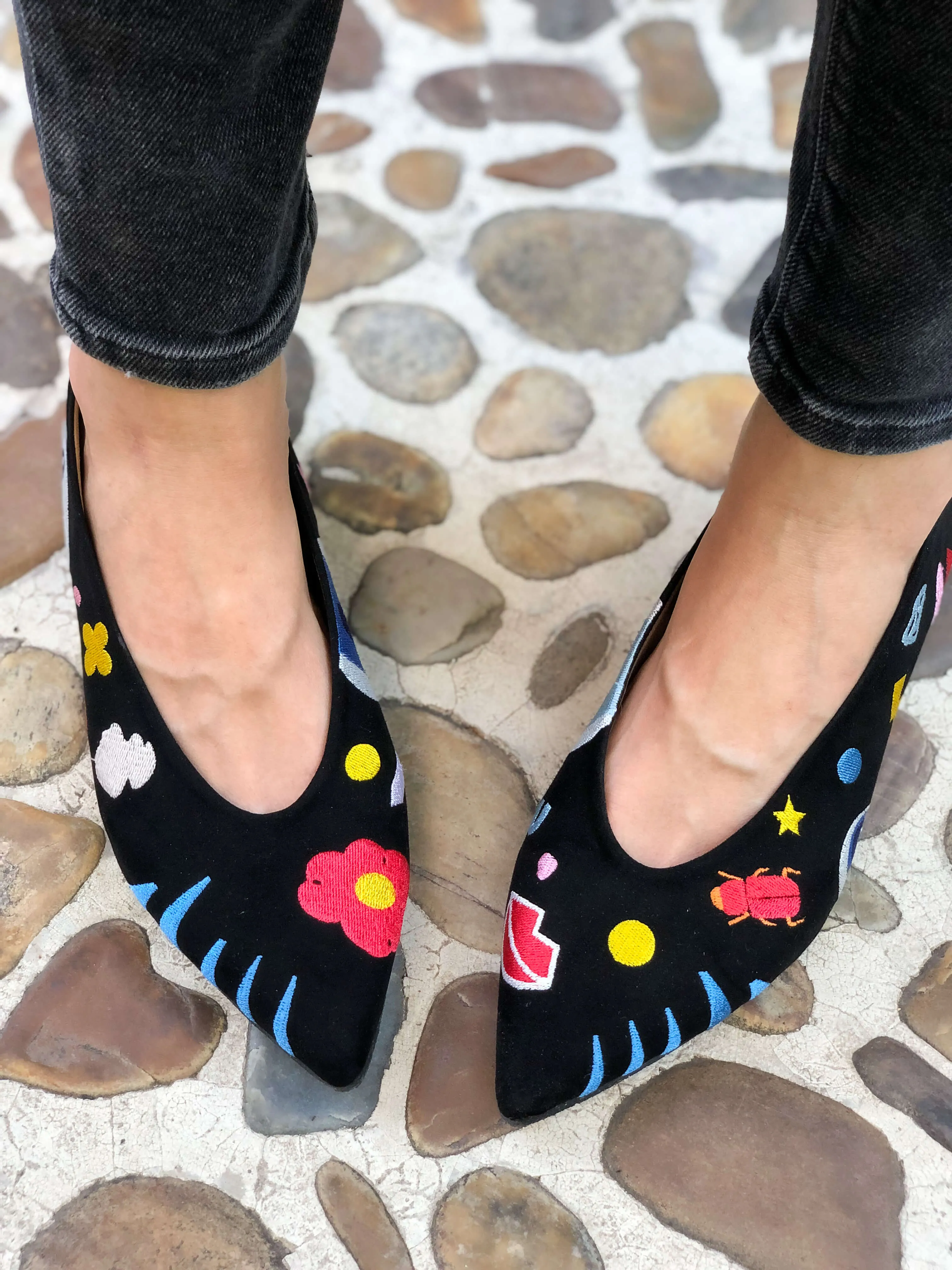Nouvel Univers Ballerines Véganes Brodées en Simili Cuir Écologique | Noir
