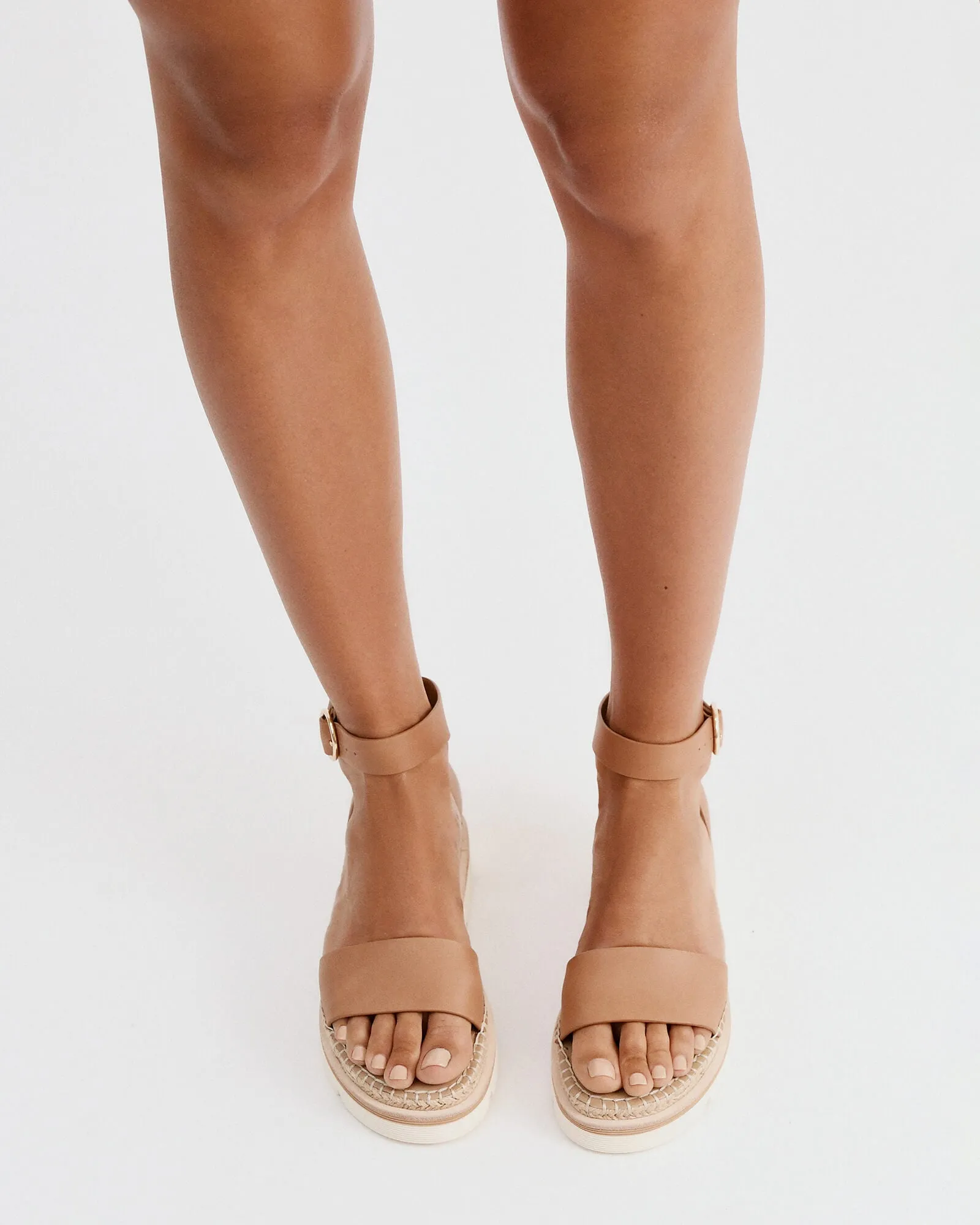 SANDALES PLATES IVY EN CUIR TAN