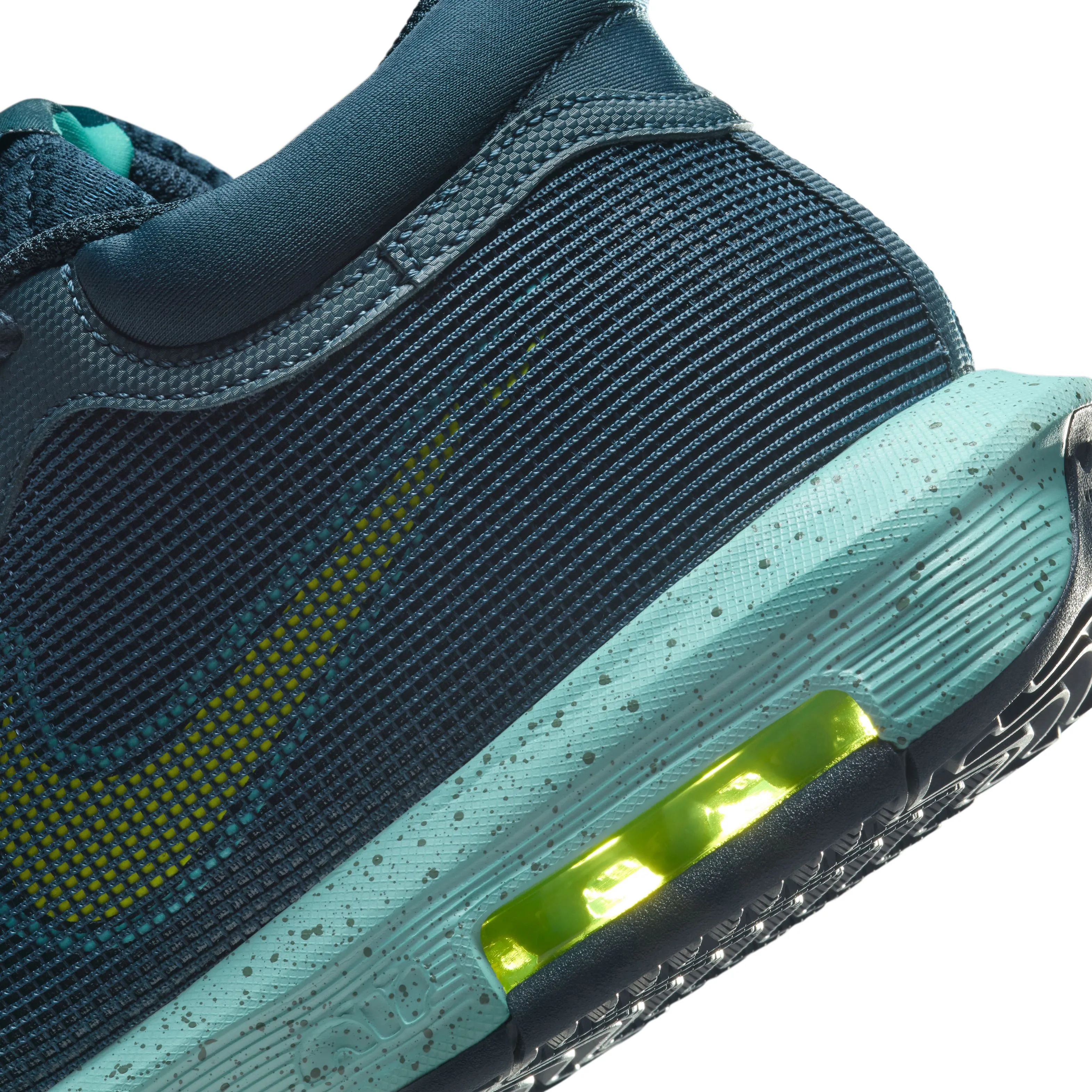 Chaussures de Basketball Homme LeBron Witness 8