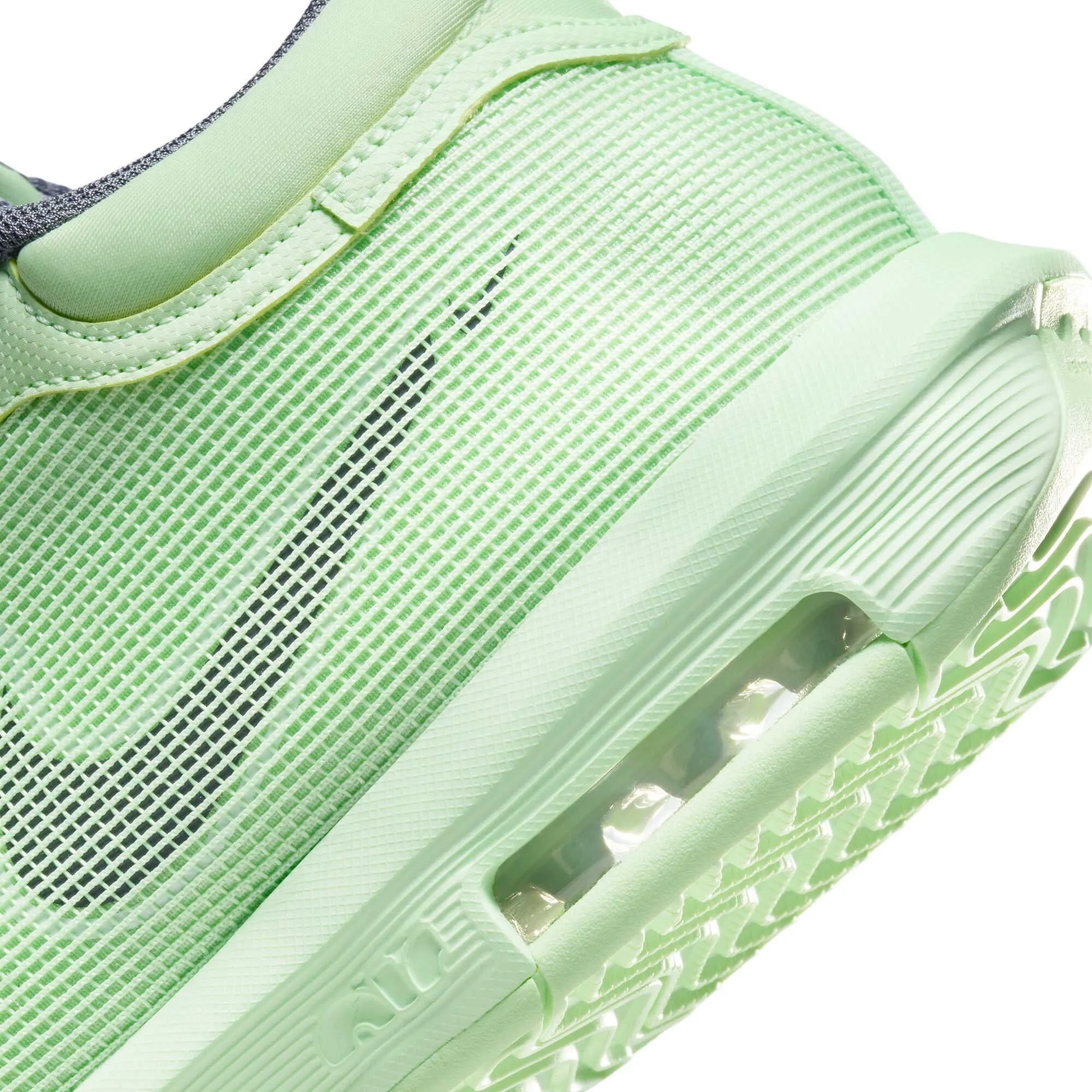 Chaussures de basketball pour hommes LeBron Witness 8