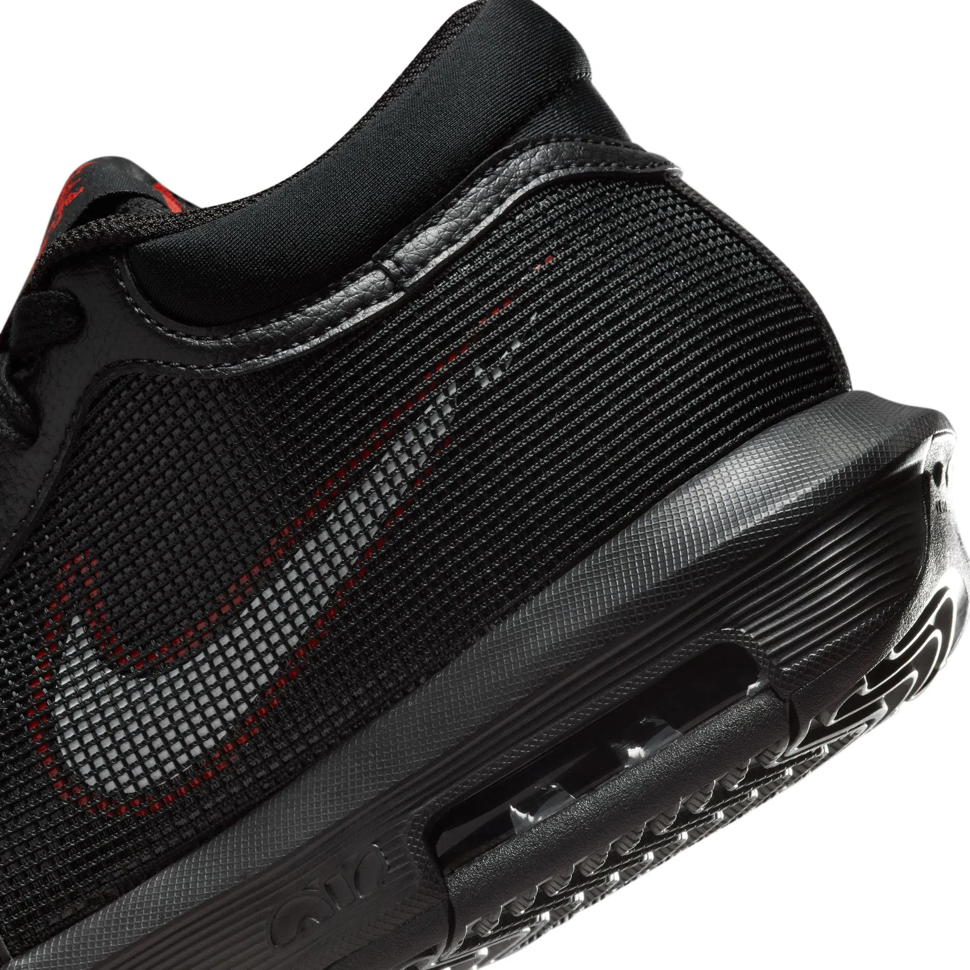 Chaussures de Basketball Homme LeBron Witness 8