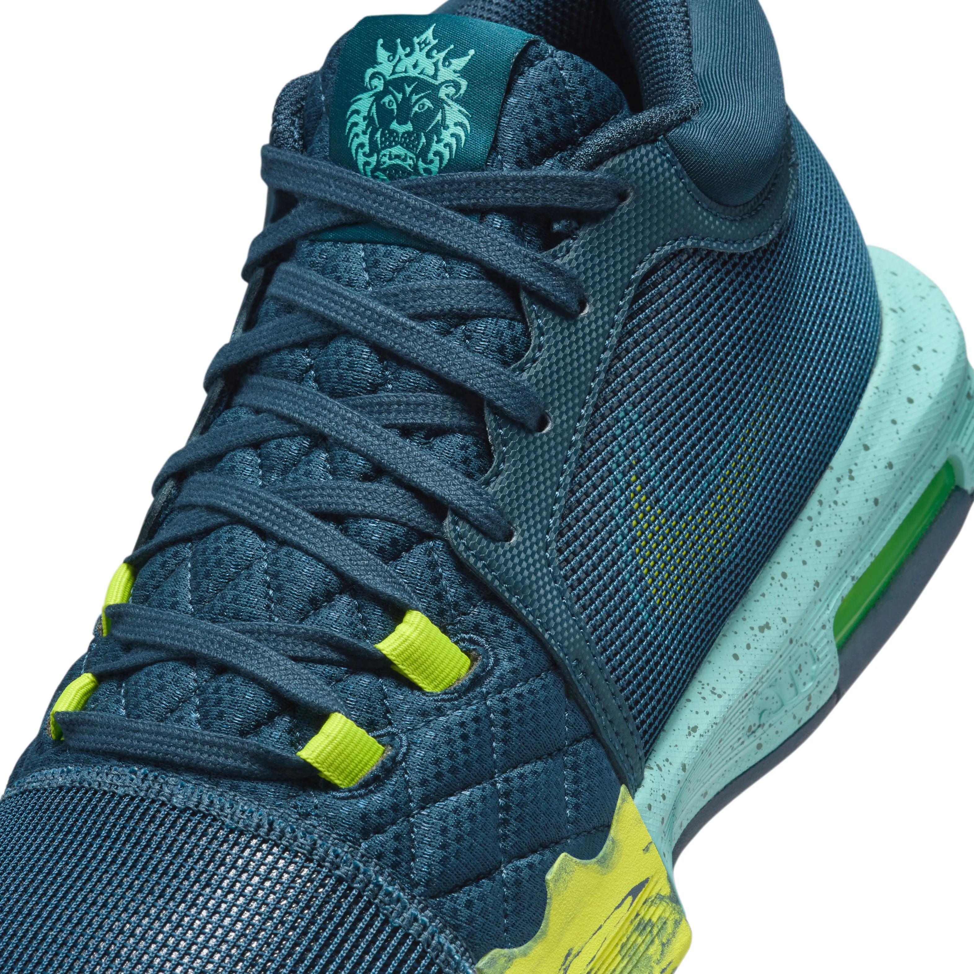 Chaussures de Basketball Homme LeBron Witness 8
