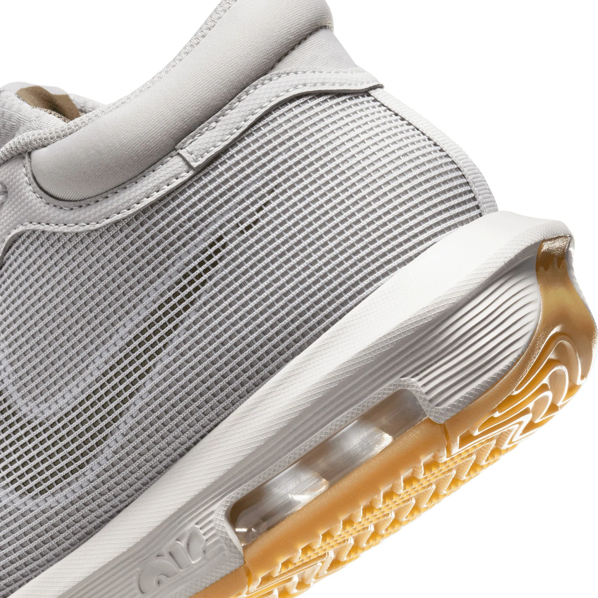 Chaussures de Basketball Homme LeBron Witness 8